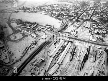 Der Oslo Fjord Februar / März 1970. Strenge Kälte führte dazu, dass der Oslo-Fjord vereist wurde, und als die letzte Fähre zwischen den Inseln im Oslo-Fjord zerstört wurde, waren die Inselbewohner auf Lindøya, Hovedøya, Bleikøya und Gressholmen vollständig von der Außenwelt isoliert. Hier ist ein Übersichtsbild aus dem Hafen von Oslo mit Bjørvika (am weitesten von der Kamera entfernt) und Bispevika, der Ostbahn mit den Gleisen, E-18, der Verkehrsmaschine Bispelokket und dem Hafenlager. Foto: Per Ervik / Current / NTB Stockfoto