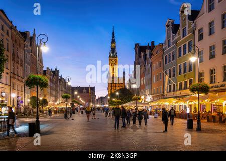 Danzig, Polen - 5. Oktober 2022: Abend in der Altstadt, im historischen Stadtzentrum, Menschen auf der Straße des langen Marktes (Dlugi Targ) mit Bürgerhäusern und Stockfoto