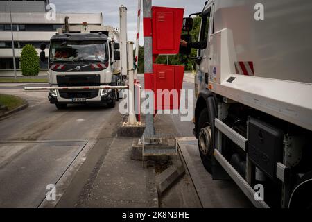 Frankreich, Bretagne, Dinan am 2022-06-02. Bericht über die Bewirtschaftung und Sammlung von Abfällen, Abfällen und Mülltonnen in der Agglomeration der Stadt Dina Stockfoto