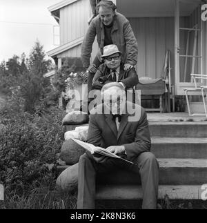 Oslo August 1965 Norwegische Dreharbeiten mit Vater und zwei Brüdern Bang-Hansen. Das Manuskript für den Film 'Scripture in SNE' wurde von Pater Odd Bang-Hansen geschrieben, Regisseur ist der Sohn Pål Bang-Hansen (in der Mitte) und Schauspieler im Film ist der Sohn Kjetil Bang-Hansen (hinten). Foto: Aage Storløkken / Aktuell / NTB Stockfoto