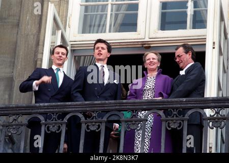 Kopenhagen 16. - 18. April 1990. Königin Margrethe von Dänemark ist 50 Jahre alt. Hier ist sie mit ihrer Familie auf dem Balkon, um die "Miniatur"-Ehrung zu erhalten. Aus V; Prinz Joachim, Kronprinz Frederik, Königin Margrethe und Prinz Henrik. Foto: NTB / NTB Bild # 2 von 4. Stockfoto