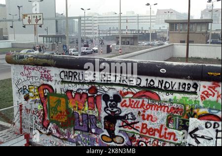 Berlin, Deutschland 19891113: Fall der Berliner Mauer: Die Mauer zwischen Ost- und Westdeutschland öffnet sich in Berlin. Die Mauer von Vest-Berlin aus gesehen, mit der Aufschrift 'Charlie's pensioniert November 10, 1989' auf dem Grenzposten Checkpoint Charlie zwischen Ost und Vest-Berlin. Foto: Jørn H. Moen, NTB Stockfoto