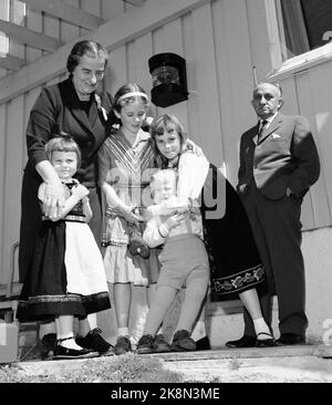 Oslo, 17. Mai 1961. Israels Außenminister Gold besucht Norwegen noch mehr. Hier bei einer Gartenfirma bei Jens Chr. Hauge. Hier ist sie mit zwei Urenkelkindern von Henrik Ibsen (im Kostüm) und in der Mitte Kari Lie und Jørgen Hauge. Im Hintergrund ist Botschafter zu sehen. Foto: Aage Storløkken / Aktuell / NTB Stockfoto