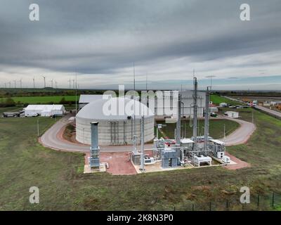 24. Oktober 2022, Sachsen-Anhalt, Bernburg: Blick auf die neue Bioabfallfermentationsanlage der MVV Energie AG in Bernburg. Abfälle aus den grünen Mülltonnen der Stadt Bernburg werden hier zu Biogas verarbeitet. Dieses wird dann als Ersatz für Erdgas in das Stadtwerke eingespeist. Diese umweltfreundliche Alternative zu Erdgas ist ein Beitrag zu einer klimafreundlichen Kreislaufwirtschaft. Foto: Heiko Rebsch/dpa Stockfoto