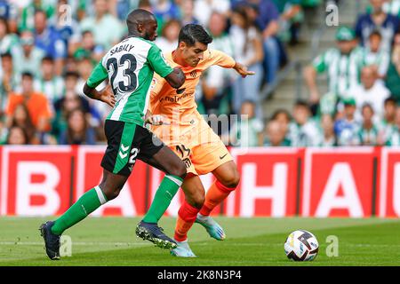 Alvaro Morata von Atletico de Madrid und Youssouf Sabaly von Real Betis während des La Liga-Spiels zwischen Real Betis und Atletico de Madrid spielten am 23. Oktober 2022 im Benito Villamarin Stadion in Sevilla, Spanien. (Foto von Antonio Pozo / PRESSIN) Stockfoto