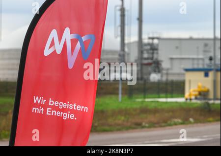 24. Oktober 2022, Sachsen-Anhalt, Bernburg: Eine Flagge mit dem MVV-Firmenlogo. Die MVV Energie AG baute in Bernburg eine Bioabfallfermentationsanlage. Hier werden Abfälle aus der grünen Mülltonne der Stadt Bernburg zu Biogas verarbeitet. Dieses wird dann als Ersatz für Erdgas in das Stadtwerke-Netz eingespeist. Diese umweltfreundliche Alternative zu Erdgas ist ein Beitrag zu einer klimafreundlichen Kreislaufwirtschaft. Foto: Heiko Rebsch/dpa Stockfoto