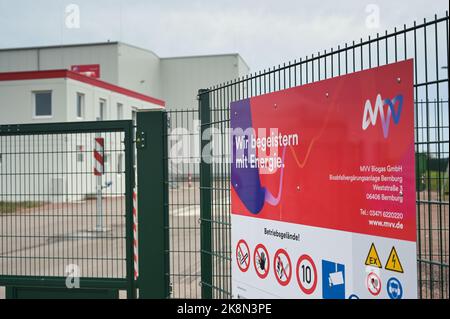 24. Oktober 2022, Sachsen-Anhalt, Bernburg: Ein MVV-Firmenschild an der Zufahrtsstraße zum Standort Bernburg. Die MVV Energie AG baute in Bernburg eine Bioabfallfermentationsanlage. Abfälle aus den grünen Mülltonnen der Stadt Bernburg werden hier zu Biogas verarbeitet. Dieses wird dann als Ersatz für Erdgas in das Stadtwerke eingespeist. Diese umweltfreundliche Alternative zu Erdgas ist ein Beitrag zu einer klimafreundlichen Recyclingwirtschaft. Foto: Heiko Rebsch/dpa Stockfoto