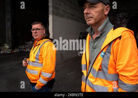 Frankreich, Bretagne, Dinan am 2022-06-02. Bericht über die Bewirtschaftung und Sammlung von Abfällen, Abfällen und Mülltonnen in der Agglomeration der Stadt Dina Stockfoto