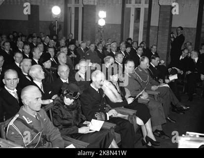 Oslo Dezember 1945. Verteilung des Friedensnobelpreises. Der Preis ging an Max Hubert, das Internationale Rote Kreuz und an Cordell Hull. Hier sieht man König Haakon in Uniform, etwa in der Mitte der ersten Reihe. Kronprinz Olav sitzt neben Kronprinzessin Märtha. Foto: Johnsen / NTB Stockfoto