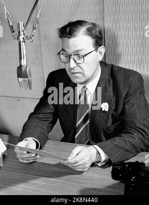 Oslo März 1949. Bekannte Stimmen im NRK Radio. Hier Programmsekretär Tollef Berg in Aktion am Mikrofon. Berg war Programmsekretär in der Kurzwellenabteilung. Foto: Current / NTB Stockfoto