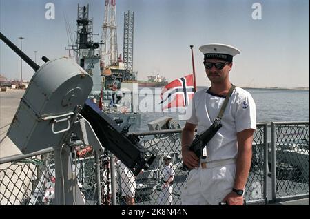 Dubai, Vereinigte Arabische Emirate 19901020. Iraks Invasion in Kuwait. Die Küstenwache K/V 'Andenes' ist in den Golf von Persien gekommen. Die Hauptaufgabe sollte darin liegen, einem dänischen Korvett Unterstützung zu gewähren. Das Bild zeigt den Wachmann Stein Arno Berget aus Fræna an Bord des Schiffes bei der Ankunft in der Hormuzstraße. NTB Stockfoto Jens Kvale / NTB Stockfoto