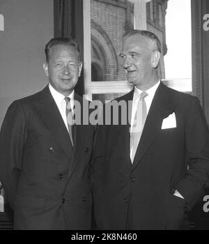 Oslo 19580614. UN-Generalsekretär Dag Hammarskjøld ist zum ersten Mal als Gast der Regierung in Norwegen zu Gast. Hier ist Hammarskjøld (v.v.) bei einem Treffen mit dem Storting-Präsidenten Nils Langhelle. Foto: SV. Børretzen Aktuell / NTB Stockfoto