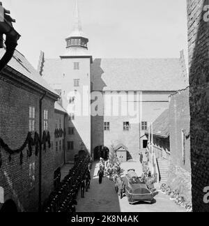 Oslo 1954-04-21 Begräbnis der Kronprinzessin Märtha. Die Bahre wird von der Kathedrale nach Akershus getragen. HRE ist die Bahre, die in Borggården bei Akeshus angekommen ist. Foto: NTB / NTB Stockfoto