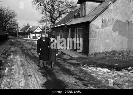 Nykøbing, Dänemark März 1965 - Autor Aksel Sandemose über alte Handlungen in seinem Geburtsort von Nykøbing, oder "Jante", wie er es in seinen Romanen nennt. Hier ist er mit seiner Frau Hanne Sandemose. Foto: Aage Storløkken / Aktuell / NTB Stockfoto