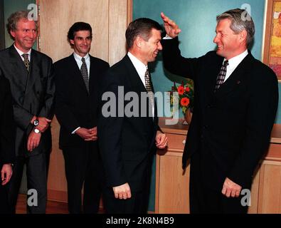 Oslo 19971017: Der stellvertretende Premierminister Thorbjørn Jagland übergibt den Schlüssel (die Plastikkarte) an den amtierenden Premierminister Kjell Magne Bondevik und hielt bei dieser Gelegenheit eine Rede. Jonas Gahr Støre (hinter t.h.). NTB-Foto: Rune Petter Ness Stockfoto