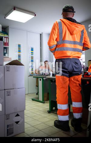 Frankreich, Bretagne, Dinan am 2022-06-07. Bericht über die Bewirtschaftung und Sammlung von Abfällen, Abfällen und Mülltonnen in der Agglomeration der Stadt Dina Stockfoto