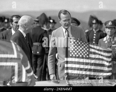 Oslo 19830629. US-Vizepräsident George Bush zu einem offiziellen Besuch in Norwegen. Der Vizepräsident kommt am Flughafen Oslo Fornebu an. Premierminister Kåre Willoch (H) t.v. Foto: Henrik Laurvik / NTB Stockfoto
