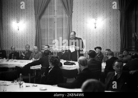 1952 Oslo. Treffen im norwegischen Schriftstellerverband im Restaurant Georges. Hier steht die Autorin Inge Krokann (1893-1962) und gibt einen Beitrag in der Debatte. Foto: Odd Nicolaysen / Aktuell / NTB Stockfoto