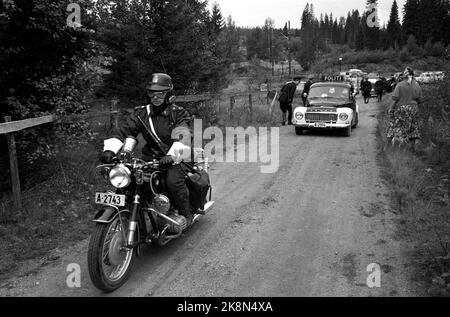 Hadeland 1963. September drei Gefangene sind aus dem Bots-Gefängnis in Oslo geflohen. Hunderte von Polizisten und Militärs mit Maoren, automatischen Waffen und Gewehren jagen in den Hadelands Tracts nach den entflohenen Gefangenen. Polizeibeamter auf dem Motorrad und Polizeiauto im Hintergrund. Foto: Svein Bakken, Ivar Aaserud, Sverre A. Børretzen, Aage Storløkken / Aktuell / NTB Stockfoto