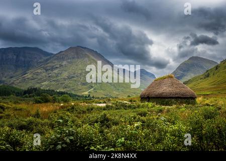 Ein Turfhaus in den Bergen von Glencoe, Highlands, Schottland Stockfoto