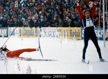 Oslo 19820225 - Bilderserie. Bild 5/5 - WM, 4 x 10 Kilometer Staffel für Männer. (Letzte Stufe, - die Staffelstufe, als Oddvar Brå den Stock brach.) Oddvar Brå (TV) und Alexander Savjalov (UdSSR) gehen gleichermaßen über Ziele. Lange Studien des Zielfotos endeten mit doppeltem Gold, für den Sowjet und Norwegen. NTB-Foto: Erik Thorberg / NTB Stockfoto