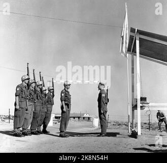 Gaza, Israel 1957. November UN-Truppen in Gaza. Die norwegischen Soldaten übernehmen die finnische Soldatenwache in El Arish. Leutnant Knut Stensby aus Lier führt die Hilfe zusammen mit den Soldaten (von V) Reidar Nyheim, Annbjørn Gjetram, Harry Ronged, Nils Opsanger und Alf Amundsen. Die norwegischen UN-Soldaten werden als beliebte "Ola-Jungen" bezeichnet. Der finnische Soldat heißt Pentti Hinkanen. Foto: NTB Stockfoto