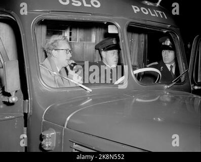 Oslo 19561028 die öffentliche Rebellion in Ungarn wird von der Sowjetunion bedroht. Demonstration zur Unterstützung der Rebellion vor der sowjetischen Botschaft. Hier Polizisten in einem Polizeiwagen vor der Botschaft Foto: NTB / NTB Stockfoto