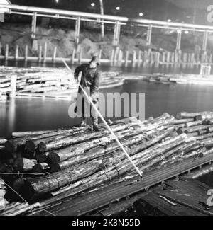 Halden 19611125 eine Nacht in der Stadt Halden Ein Holzwagen in Arbeit. Saugbruksforeningen. Die Papierfabrik der Saugbrug Association in Halden wurde 1859 gegründet. 1989 wurde es Teil von Norske Skog. Im Jahr 1961 waren 1400 Mitarbeiter beschäftigt, von denen rund 100 die ganze Nacht im Gange waren, im Dienst und auf Holzfäller. Foto: Aage Storløkken / Aktuell / NTB Stockfoto