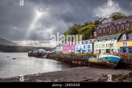 Die bunten Häuser der Hafenfront in Portree auf der Isle of Skye, Schottland Stockfoto