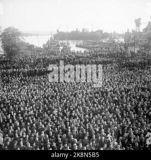 Oslo 19450517: 17. Mai feiert Oslo 1945. Regen dämpfte die Feierlichkeiten während der ersten Feier des Nationaltages nach dem Krieg nicht. Hier die Menge, die an der Parteiversammlung am Rathausplatz teilnahm. Foto: NTB / NTB Stockfoto