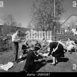 Oslo, 17. Mai 1961. Israels Außenminister Gold besucht Norwegen noch mehr. Hier bei einer Gartenfirma bei Jens Chr. Hauge. Golda more, im dunklen Anzug, sitzend mit einer 17-Mais-Schleife. Astrophysiker Gunnar Randers, stehend mit weißem Hemd, Trygve Bratteli, sitzt zwischen Randers und Golda mehr. Für h. Für Golda more wird Botschafter gesehen, der auf dem Gras sitzt. Foto: Aage Storløkken / Aktuell / NTB Stockfoto