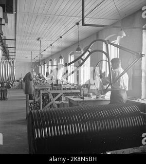 Sandnes 19490415. In Ständen mit 75.000 Fahrrädern. Die Firma Jonas Øgländ in Sandnes, Rogaland, wurde 1868 gegründet. Die Fahrradfabrik Øgländ stellt jährlich 75.000 Fahrräder her, die Hälfte davon wird hier im Werk zusammengestellt, die andere Hälfte wird an Händler verkauft, die sie selbst zusammenstellen oder als Ersatzteile verwenden. Im Jahr 1932 brachten sie das beste Fahrrad auf den Markt - DBS. Die Fabrik hat etwa 400 Arbeiter. Männer in der Arbeit. Foto; Sverre A. Børretze / Aktuell / NTB Stockfoto