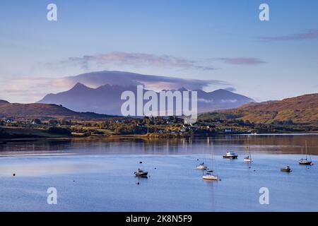 Am frühen Morgen blicken Sie über Portree Bay, Isle of Skye, Inner Hebrides auf die Cullin Hills Stockfoto