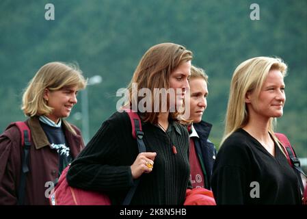 Westnorwegen, 199308: Silberkreuzfahrt. Ausflug nach Westland. Das norwegische Königspaar, Königin Sonja und König Harald, organisieren anlässlich ihrer Silberhochzeit Kreuzfahrten in Westnorwegen. Picture: Sykkylven. Die königlichen Jugendlichen steigen an Bord eines Wikingerschiffs auf, das sie an Bord des königlichen Schiffes tragen wird. 2 x Schwestern von v. Foto: Bjørn Sigurdsøn Stockfoto