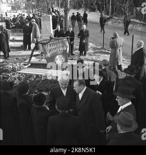 HOMMELVIK 1952-03-22; tidligere Statsminister Johan Nygaardsvold (f.1879) begraves i hjembygda Hommelvik i Sør-Trøndelag. Nygaardsvold var stortingsrepresentant for Arbeiderpartiet 1916-1949. Norges statsminister Fra 1935 etter 'kriseforliket' mellom AP Og Bondepartiet. også Staatsminister für 'eksilregjeringen' i London unter den andre verdenskrig 1940-1945. Mange prominente gjester var til stede under begravelsen, blant andre Kong Haakon, Kronprins Olav, partikollga Einar Gerhardsen Og forfatter Johan Falkberget. Ihre Senken fanen til Hommelvik Transportforening NED i Graven. Ich bakgrunnen ser Stockfoto