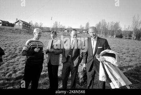 Hemsedal 19691011 die amerikanischen Astronauten Buzz Aldrin, Neil Armstrong und Michael Collins von 'Apollo 11', die Anfang des Jahres das Land auf dem Mond auf Europatournee ist. Nach dem Besuch in Oslo entspannten sie und Ehepartner sich bei der Jagd auf die Raufhühner in der Kabine von Verteidigungsminister Otto Grieg Tidemand. Aus V: Der Verteidigungsminister in Lusekofte, weitere Neil Armstrong Michael Collins und Edwin Aldrin. Foto: Aage Storløkken / Aktuell / NTB Stockfoto