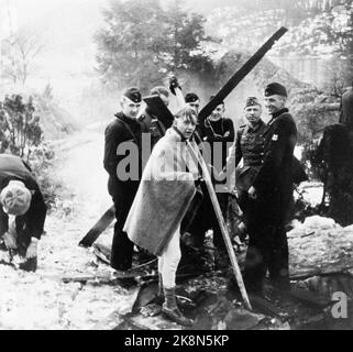 Drøbak / Son / Oslofjorden 9. April 1940 der schwere Kreuzer 'Blücher' ist nach dem Torpedoing untergegangen. Crews auf den Riffen organisieren sich. Das Internet von Oslo verzögert sich. Foto; Unbekannt / NTB (die Bilder wurden 1986 von Sverre Hartmann aufgenommen. Er war ein norwegischer Anwalt und Staatsstipendiat, Polizeibeamter, Ermittler und Historiker bei der norwegischen Siedlung Landssvik. Hartmann arbeitete für die Untersuchungskommission von 1945, recherchierte in deutschen Archiven und war am Kriegsverbrechergericht in Nürnberg anwesend.) Stockfoto