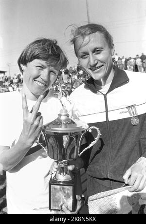 Hønefoss 19840429. NM Cross-Country-Frauen. Ingrid Kristiansen gewann beide Rennen im NM im Langlauf in Hønefoss. Hier hält Ingrid Kristiansen die Trophäe und markiert mit zwei Fingern, dass sie beide Rennen gewonnen hat. Grete Waitz musste sich mit einem Platz von 2. zufrieden geben. Foto: Erik Thorberg NTB / NTB Stockfoto