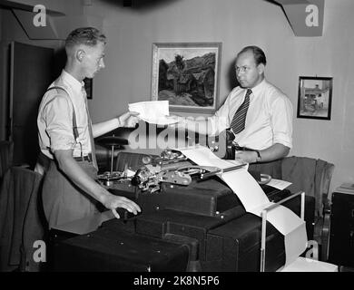 Oslo 19531012 die Parlamentswahlen 1953 waren die ersten Wahlen, nachdem die sogenannte Bauernabteilung aufgehoben wurde. Die Labour Party bekommt eine Mehrheit. Hier aus der Wahlnacht in der Nachrichtenagentur Norsk Telegram Agency NTB. Die Wahlergebnisse ticken auf dem Remote-Drucker. Foto: NTB / NTB Stockfoto