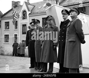 Ålesund 19480413: 100.-jähriges Jubiläum der Stadt Ålesund. Das Jubiläum wurde in vielerlei Hinsicht gefeiert. Die strömenden Regenfälle dämpften die Partyatmosphäre nicht. Hier bewundern Kronprinz Olav und König Haakon (von H) einige der schönen Jugendstilgebäude. Die beiden zusammen, in Uniform. Foto: Current / NTB Stockfoto