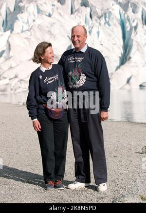 Westnorwegen, 199308: Silberkreuzfahrt. Ausflug nach Westland. Das norwegische Königspaar, Königin Sonja und König Harald, organisieren anlässlich ihrer Silberhochzeit Kreuzfahrten in Westnorwegen. Bild: Stryn. Der königliche Anhänger vor dem Briksdalsbreen. Hier fotografierte die silberne Braue, Königin Sonja und König Harald zusammen vor dem Gletscher. Foto: Bjørn Sigurdsøn Stockfoto