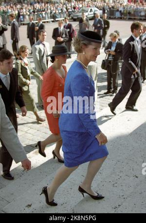 Paris 19940923. Königin Sonja, Kronprinz Haakon und Prinzessin Märtha Louise in Paris anlässlich von Hochzeiten in der Familie Duch von Luxemburg. Das Bild: Die norwegische Königsfamilie auf dem Weg in die Kirche der Kathedrale Saint-Louis in Versailles (NB. König Harald nicht nach Paris). Königin Sonja im blauen Anzug mit schwarzem Hut. Foto: Lise Åserud Stockfoto