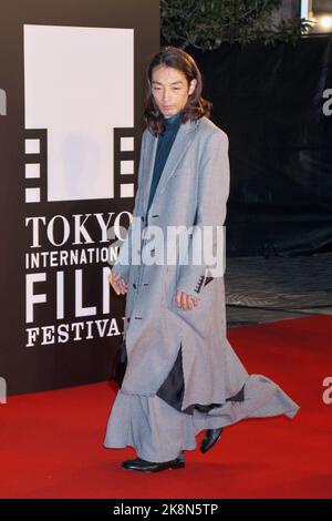 Tokio, Japan. 24. Oktober 2022. Der japanische Schauspieler Mirai Moriyama nimmt am Montag, den 24. Oktober 2022, am Red Carpet Event des Tokyo International Film Festival 2022 in Tokio, Japan, Teil. Foto von Keizo Mori/UPI Credit: UPI/Alamy Live News Stockfoto