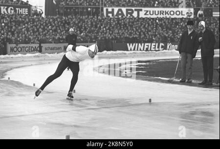 DEMER, Niederlande 19660123. Skating-Europameisterschaft 1966. Für die Norweger wurde das europäische Skaten in Deves zu einer traurigen Vorstellung. Norwegens größte Medaillenhoffnung, als per Ivar Moe in seinen 5000 Metern mit einer Seife ins Feld geführt wurde Da es keine Schneekanten gab, hatten die Holländer die inneren und äußeren Bahnen mit Seifenstücken bestückelt, und einer von ihnen befand sich auf der Moes-Bahn. Hier sehen wir per Ivar Moe an der Startlinie. Foto: Ivar Aaserud Current / NTB Stockfoto