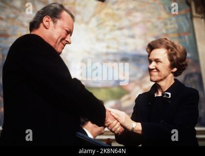 Oslo 19711210. Friedensnobelpreis 1971 an Willy Brandt. Die Auszeichnung wird von Aase Lionæs, dem Vorsitzenden des norwegischen Nobelkomitees, überreicht. Foto NTB / NTB / Erik Thorberg. Stockfoto