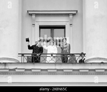 Oslo 19560517. Mai 17 in Oslo. Die Kronprinzenfamilie auf dem Schlossbalkon. Aus V: Kronprinz Olav, Prinzessin Astast und Prinz Harald, letzterer in Uniform. Alle winken, Olav begrüßt den Zahnseide-Hut. Foto: NTB / NTB Stockfoto