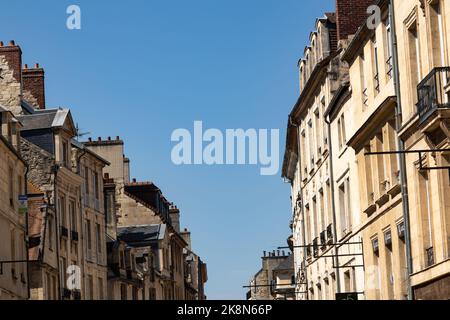 Niedriger Winkel Blick auf die oberen Etagen und Dächer von Häusern entlang einer Straße in der französischen Stadt Caen Stockfoto