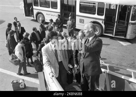 Tunis 19890130. Außenminister Thorvald Stoltenberg (AP) mit Sicherheitsleuten, die im Nahen Osten unterwegs sind. Foto: Bjørn Sigurdsøn NTB Stockfoto