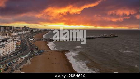 Wunderschöner Blick auf den Strand von Brighton. Magischer Sonnenuntergang und stürmisches Wetter in Brighton Stockfoto