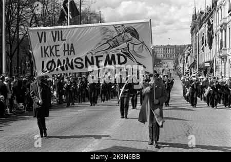 Oslo 19640501 1. Mai Demonstration in Oslo. Mai 1 der Zug auf dem Weg zum Karl Johans Tor. Plakat mit dem Text "Wir wollen keine Gehaltsabrechnung" Foto: NTB / NTB Stockfoto